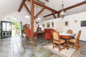 a living room with a table and chairs at Ferienwohnung im Landhaus Eulennest in Stedesdorf