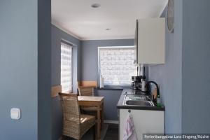 Kuchyň nebo kuchyňský kout v ubytování Ferienwohnung in Bodden & Ostsee nähe