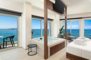 Postel nebo postele na pokoji v ubytování Elia Sea Suites