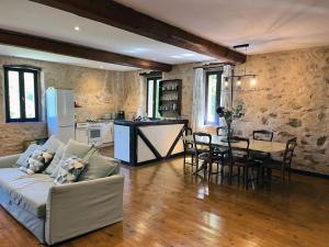 una sala de estar con un sofá y una mesa en Gites de Montcabirol, en Mirepoix