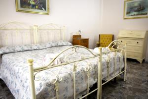 Un dormitorio con una cama blanca y una cómoda. en OLTREMARE casa per vacanze con terrazzo e 3 camere con 6 PL, en Casarano