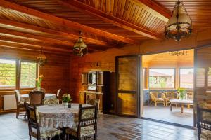 a dining room with a table and chairs and a kitchen at Żurobianka in Żurobice