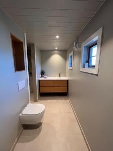 Ένα μπάνιο στο Høvåg i Lillesand, nær dyreparken +16 φωτογραφίες