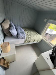 Ένα ή περισσότερα κρεβάτια σε δωμάτιο στο Høvåg i Lillesand, nær dyreparken