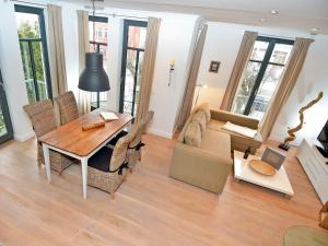 a living room with a table and a couch at Villa Paula - WG03 strandnah mit Kamin, Terrasse, Balkon in Ostseebad Sellin