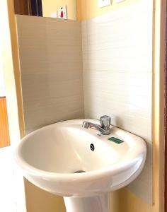 RuiruにあるBethh serviced Apartmentsの小さなバスルーム(白い洗面台付)