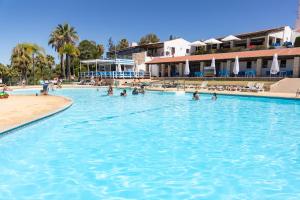 Bazén v ubytování HolaCamp Albufeira nebo v jeho okolí
