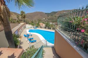 - une vue sur la piscine depuis le balcon du complexe dans l'établissement Apartamento Altos de Tamango con vistas y pisicina, à Torrox Costa