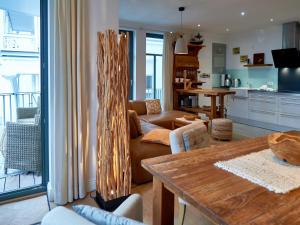 a living room with a couch and a table at Villa Paula in Sellin - WG01 "Findling" strandnah mit Kamin, Terrasse, Balkon in Ostseebad Sellin
