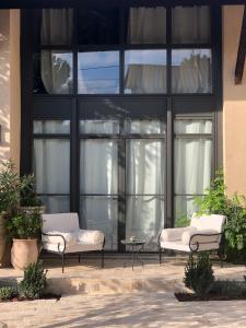 zwei Sofas vor einem großen Fenster in der Unterkunft Charmante Grange aux Monts d'Or in Collonges-au-Mont-dʼOr + 33 Fotos