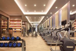 The fitness centre and/or fitness facilities at Wanda Realm Guangyuan