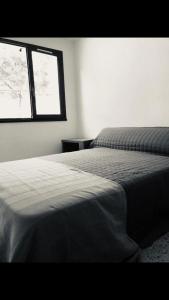 a bedroom with two beds and a window at Appartement moderne avec jardin à Coggia - 90m² - Vue magnifique in Coggia