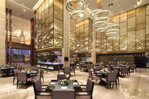 A restaurant or other place to eat at Wanda Realm Guangyuan