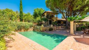 a backyard with a swimming pool and a house at Casa Huerta de la Fuente Hornachuelos by Ruralidays in Hornachuelos