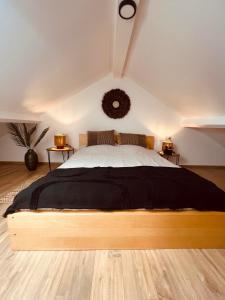 une chambre avec un grand lit dans une pièce dans l'établissement Au Trente-Six, à Durbuy