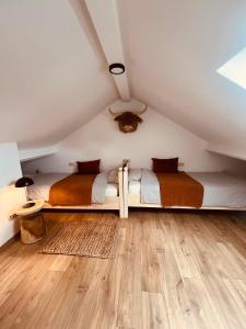une chambre avec deux lits dans un grenier dans l'établissement Au Trente-Six, à Durbuy 26 autres photos