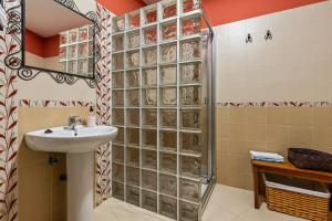 Ένα μπάνιο στο Apartamentos Turisticos As Cetareas +28 φωτογραφίες