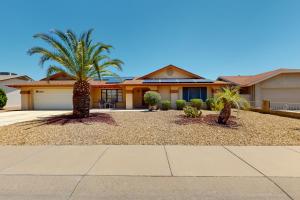 ein Haus mit einer Palme davor in der Unterkunft Sun City Charming Retreat in Sun City West