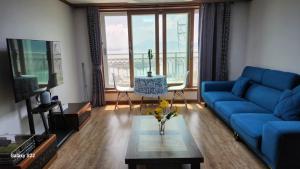 Et sittehjørne på Geoje Seaside Luxury Family Villa