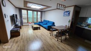 Et sittehjørne på Geoje Seaside Luxury Family Villa