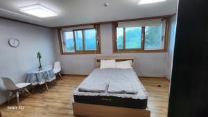 En eller flere senger på et rom på Geoje Seaside Luxury Family Villa