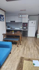 Kjøkken eller kjøkkenkrok på Geoje Seaside Luxury Family Villa