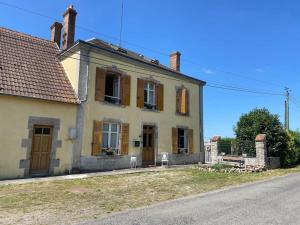 an old house on the side of the road at Sfeervol huis op het platteland in Mailhac-sur-Benaize