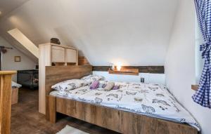 1 dormitorio con cama de madera y almohadas en Holiday home DEDINA HIŽICA, en Sveti Urban