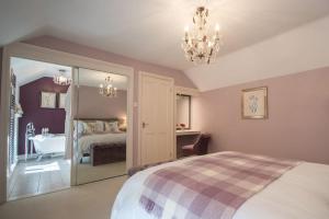 une chambre avec un lit et un lustre dans l'établissement Duck Cottage Milldale Alstonefield Peak District, à Alstonfield