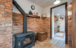 pared de ladrillo con estufa en la habitación en Holiday home DEDINA HIŽICA, en Sveti Urban