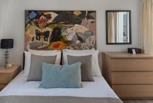 Postel nebo postele na pokoji v ubytování Phaedrus Living Nicosia Heartside Flat