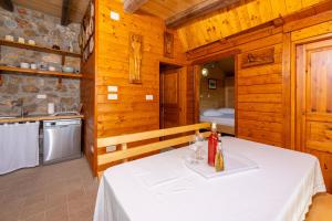 Un comedor con una mesa blanca en una habitación de madera. en Wine Garden House, en Grižane
