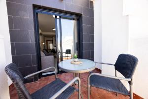 Pokój ze stołem i 2 krzesłami w obiekcie Apartamentos Marina Playa de Torrevieja by Apartamentos Torrevieja w mieście Torrevieja +37 zdjęć