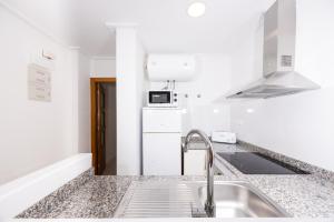 Kuchnia lub aneks kuchenny w obiekcie Apartamentos Marina Playa de Torrevieja by Apartamentos Torrevieja