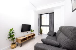 Telewizja i/lub zestaw kina domowego w obiekcie Apartamentos Marina Playa de Torrevieja by Apartamentos Torrevieja