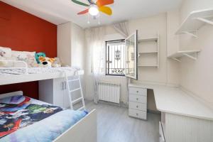 a bedroom with a bunk bed and a desk at Refugio de Ensueño Cerca de la Alhambra y Sierra Nevada in Cenes de la Vega +27 photos