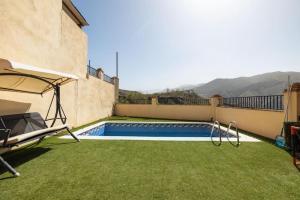 a backyard with a swimming pool and grass at Refugio de Ensueño Cerca de la Alhambra y Sierra Nevada in Cenes de la Vega