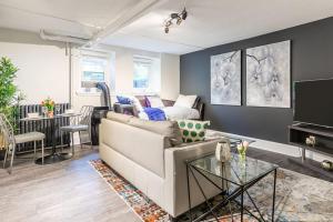Μια τηλεόραση ή/και κέντρο ψυχαγωγίας στο 2BR Apartment - Steps To Downtown