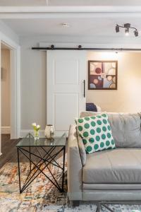 Χώρος καθιστικού στο 2BR Apartment - Steps To Downtown