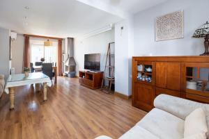a living room with a couch and a table at Refugio de Ensueño Cerca de la Alhambra y Sierra Nevada in Cenes de la Vega