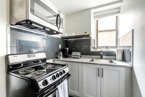 Η κουζίνα ή μικρή κουζίνα στο Modern 2BR Condo - Centrally Located Downtown +12 φωτογραφίες
