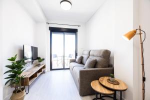 Telewizja i/lub zestaw kina domowego w obiekcie Apartamentos Marina Playa de Torrevieja by Apartamentos Torrevieja