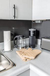 Η κουζίνα ή μικρή κουζίνα στο Modern 1BR Apartment - James South