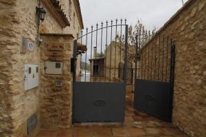 una entrada a una puerta con un edificio de piedra y una puerta con en Alojamientos Rurales Cortijo Las Golondrinas en Alhama de Murcia