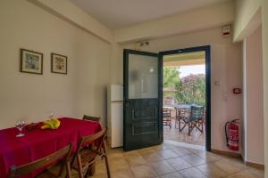 Balkón nebo terasa v ubytování Analipsi Beach Front Villas