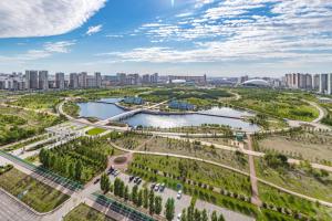 una vista aérea de un parque con una ciudad en el fondo en Отель у Ботанического Сада, в самом центре, en Astana