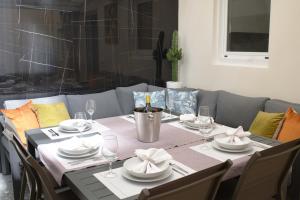 - une table à manger avec des assiettes et des verres à vin dans l'établissement Boutique Plaza Catalonia Suites Cornellá, à Cornellà de Llobregat 45 autres photos