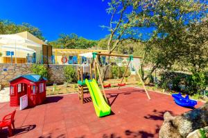 Ο χώρος παιχνιδιού για παιδιά στο Villa Trules