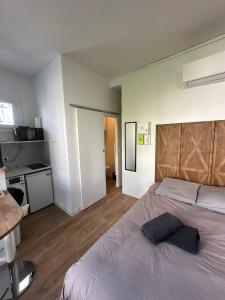Łóżko lub łóżka w pokoju w obiekcie Sceaux - Locations de Charme dans Maison