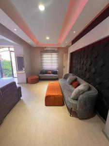 Posezení v ubytování Apartment With Garden in Rawadat Zayed